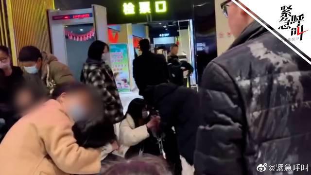 影院一氧化碳超标事件亲历者发声:晕眩中把昏迷表妹拖出影厅