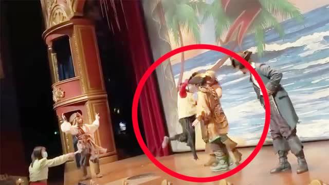 上海迪士尼游客上台殴打辱骂表演者 目击者还原事件经过