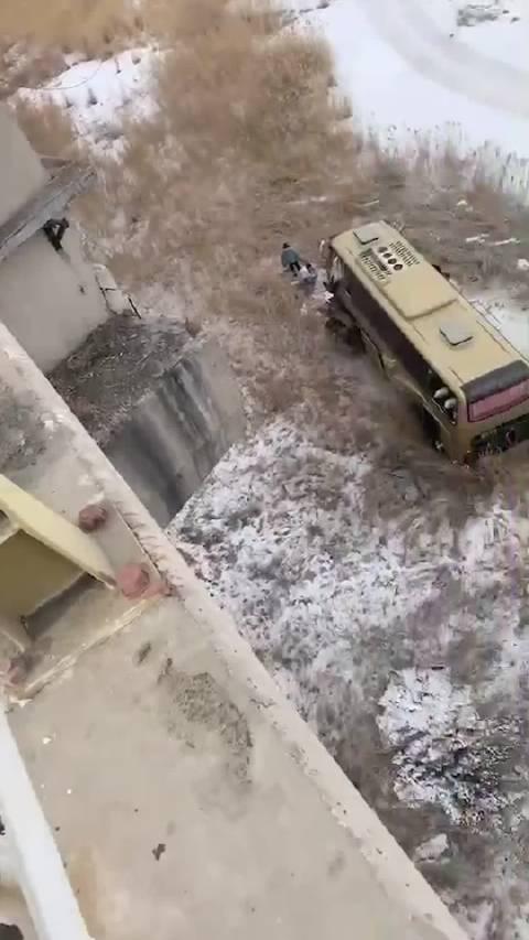 直击黑龙江大庆一客车坠桥现场:车头受损严重,已致2死7伤