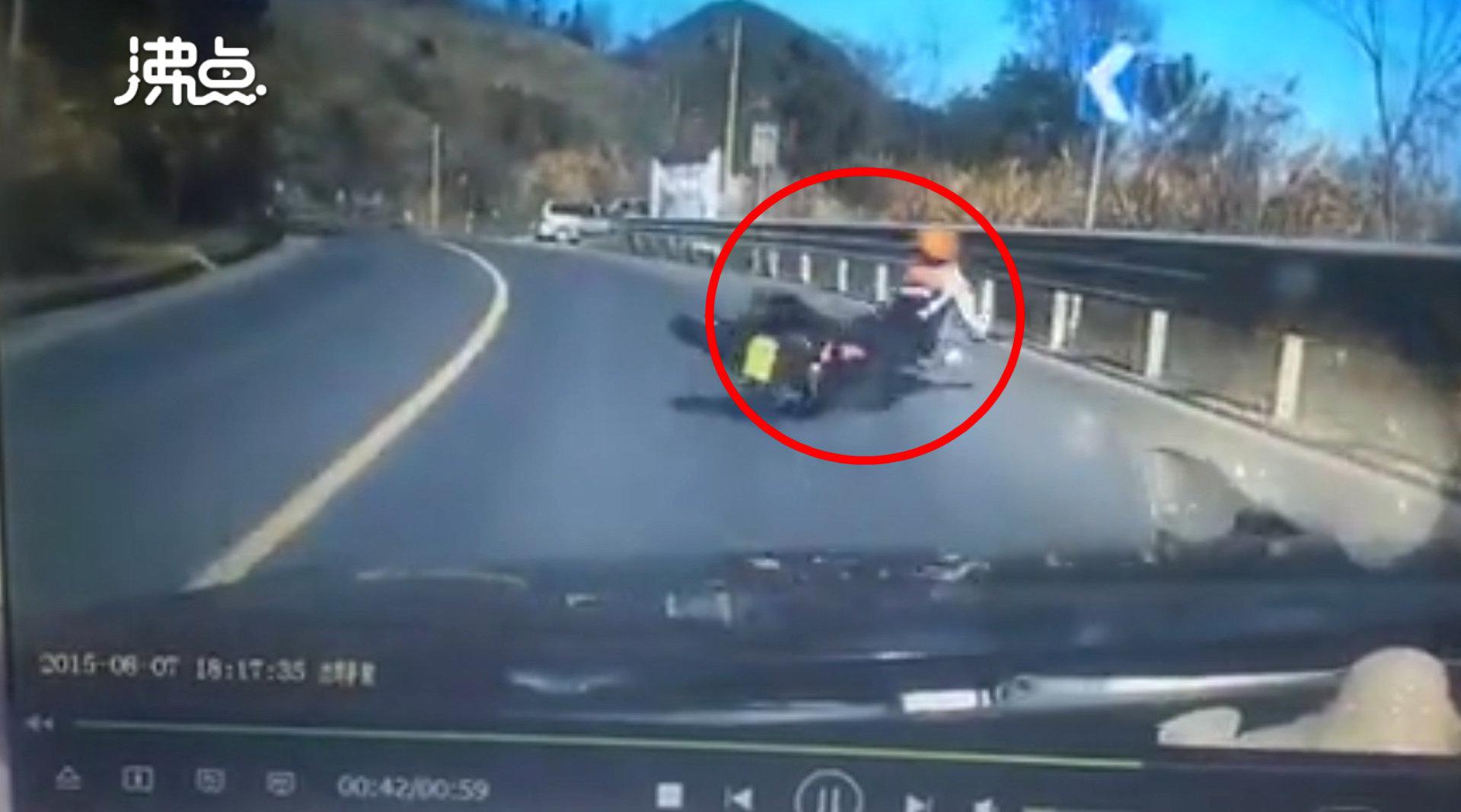 年仅26岁!女子骑摩托弯道超车撞栏杆身亡