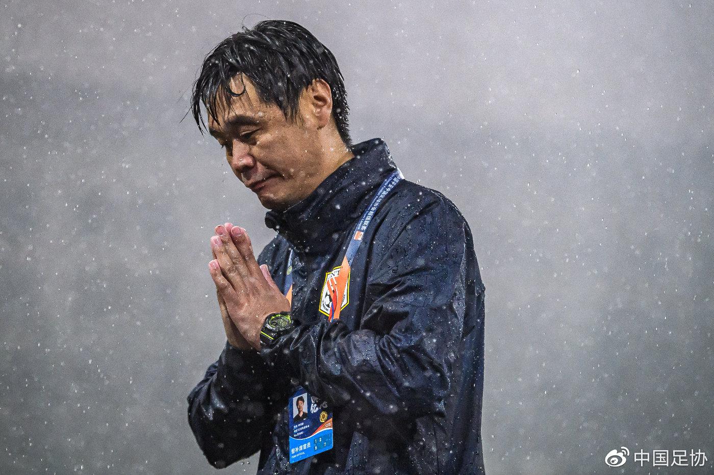 中国足球新闻奖优秀摄影作品奖获奖作品《雨中祈祷》 钟振彬（IC photo）