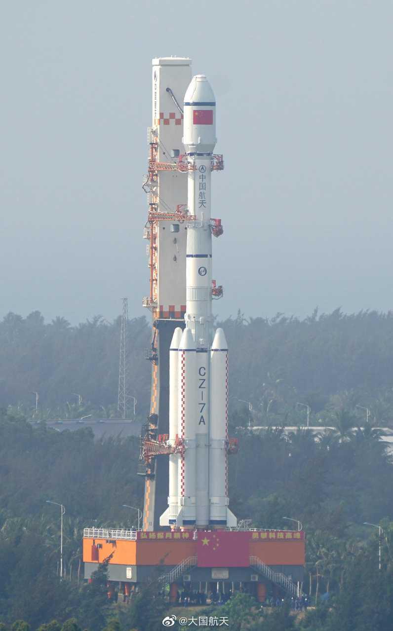 3月8日上午，长征七号甲遥二运载火箭转运至文昌发射场201工位。图片来源：大国航天