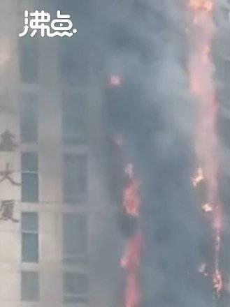 视频|石家庄26层众鑫大厦整栋着火 燃烧物不断掉落
