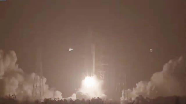 长征七号改遥二火箭成功发射：震耳欲聋冲向浩瀚夜空