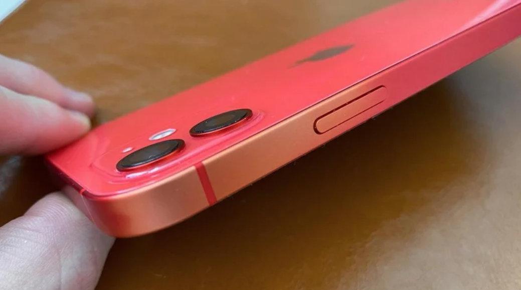 部分iPhone12铝制机身褪色 红色机身电源键一侧磨成橙色