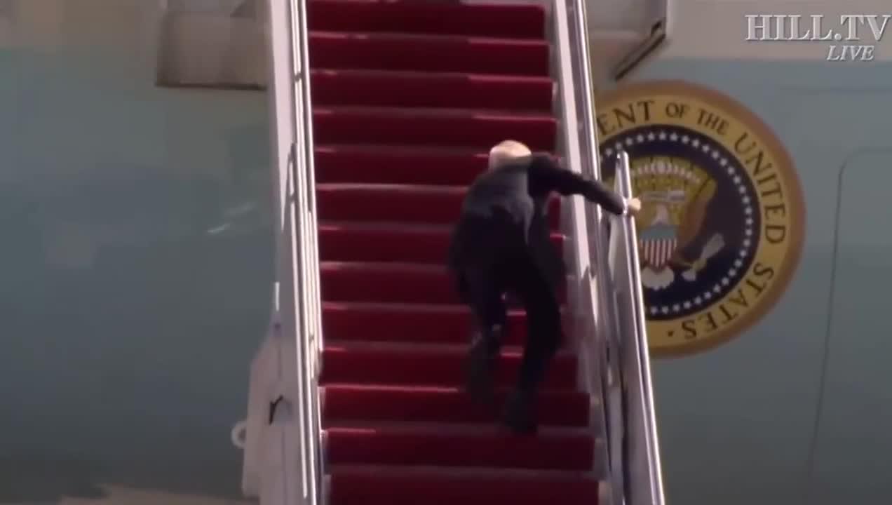 拜登在专机舷梯上连跌三次 白宫回应：他健康没问题