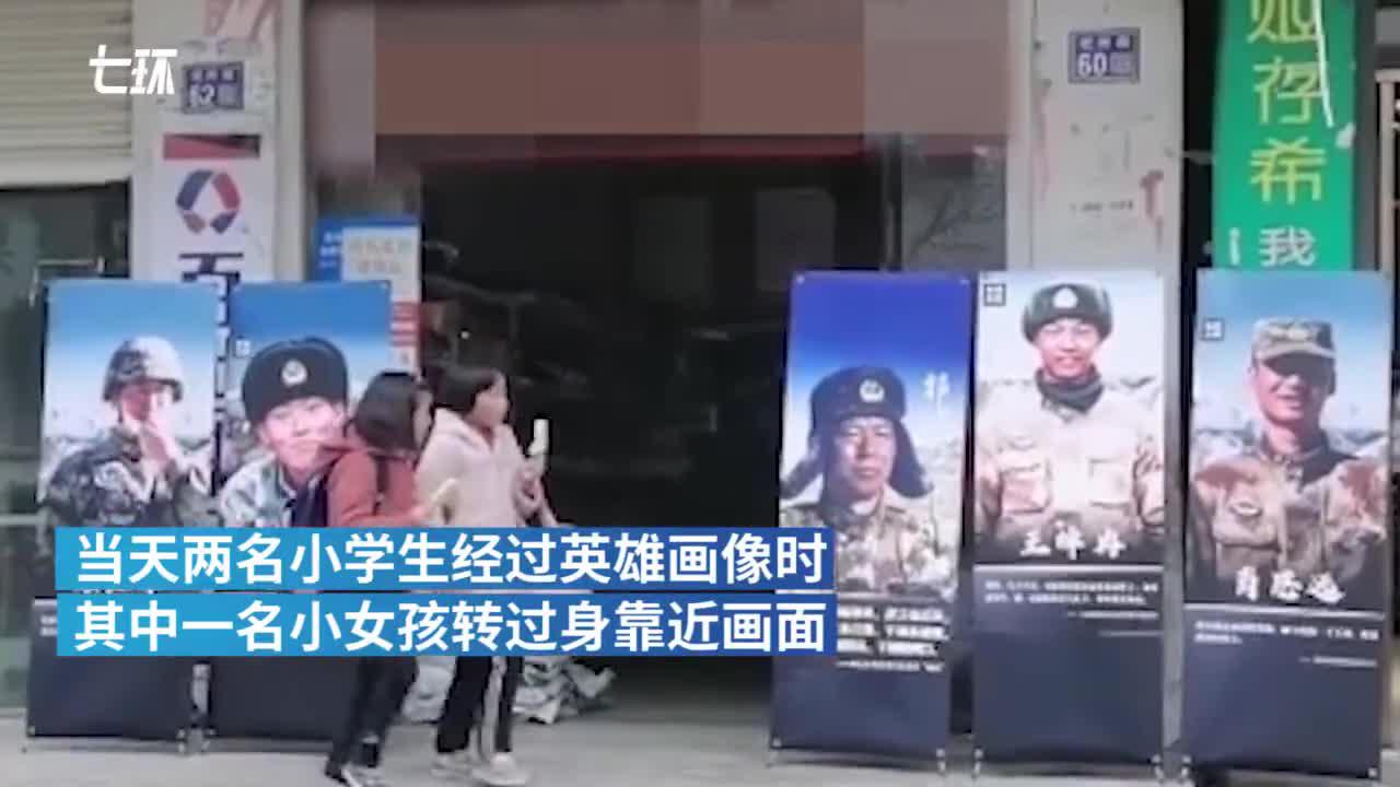 退伍兵在门口摆放戍边英雄画像 路过小学生一眼认出 手机新浪网 退伍兵在门口摆放戍边英雄画像 路过小学生一眼认出 手机新浪网