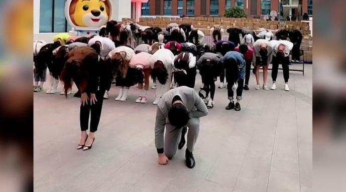 燕窝事件被罚90万封号60天后 网红辛巴单膝下跪高调复出_手机新浪网