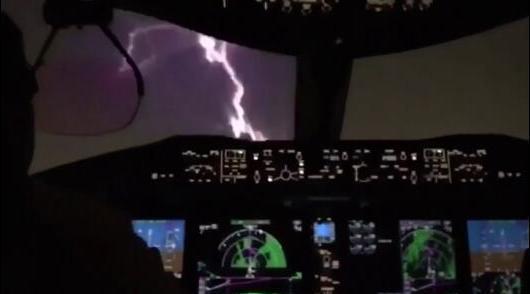 巴拿马一架客机在暴风雨中飞行时被闪电击中飞机头