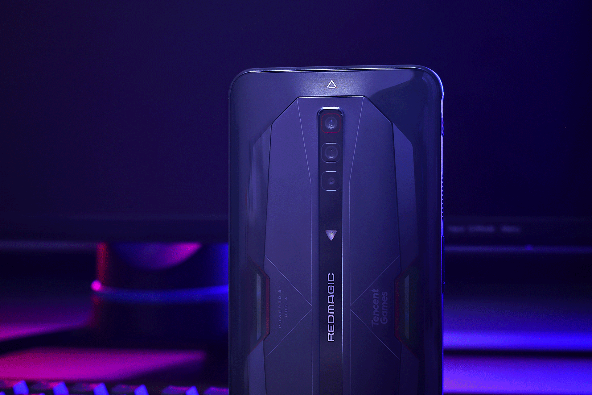 165Hz+120W+風扇!地表最強的遊戲手機評測_新浪眾測