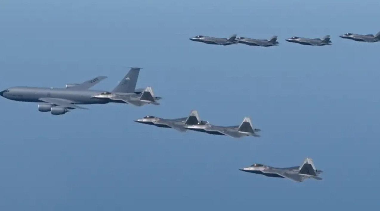 美军f22与日本f35a罕见同框