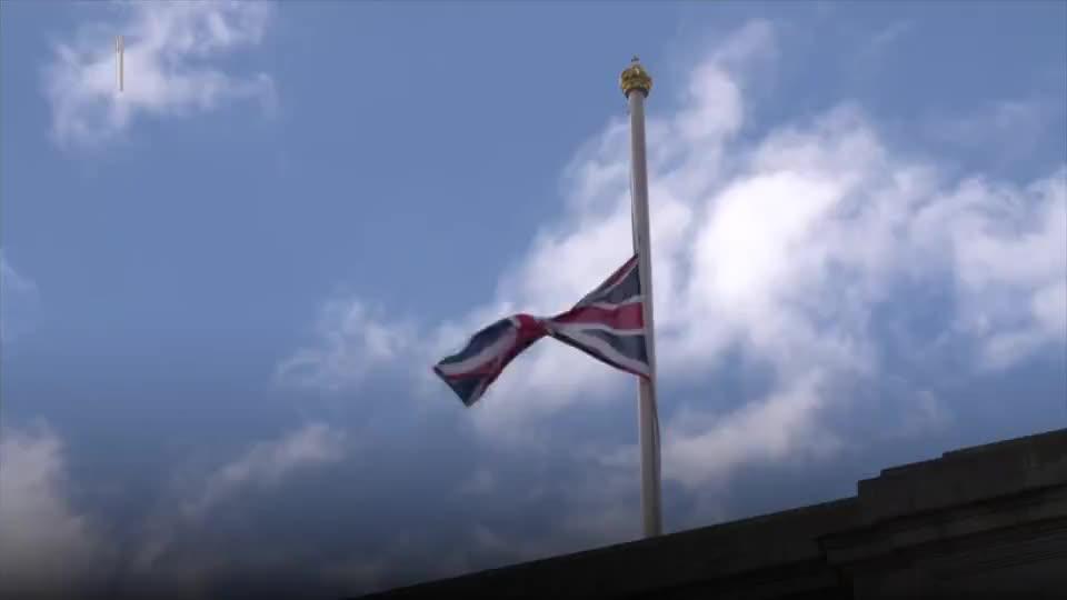 国际丨英国首相府和白金汉宫降半旗 民众到现场悼念菲利普亲王