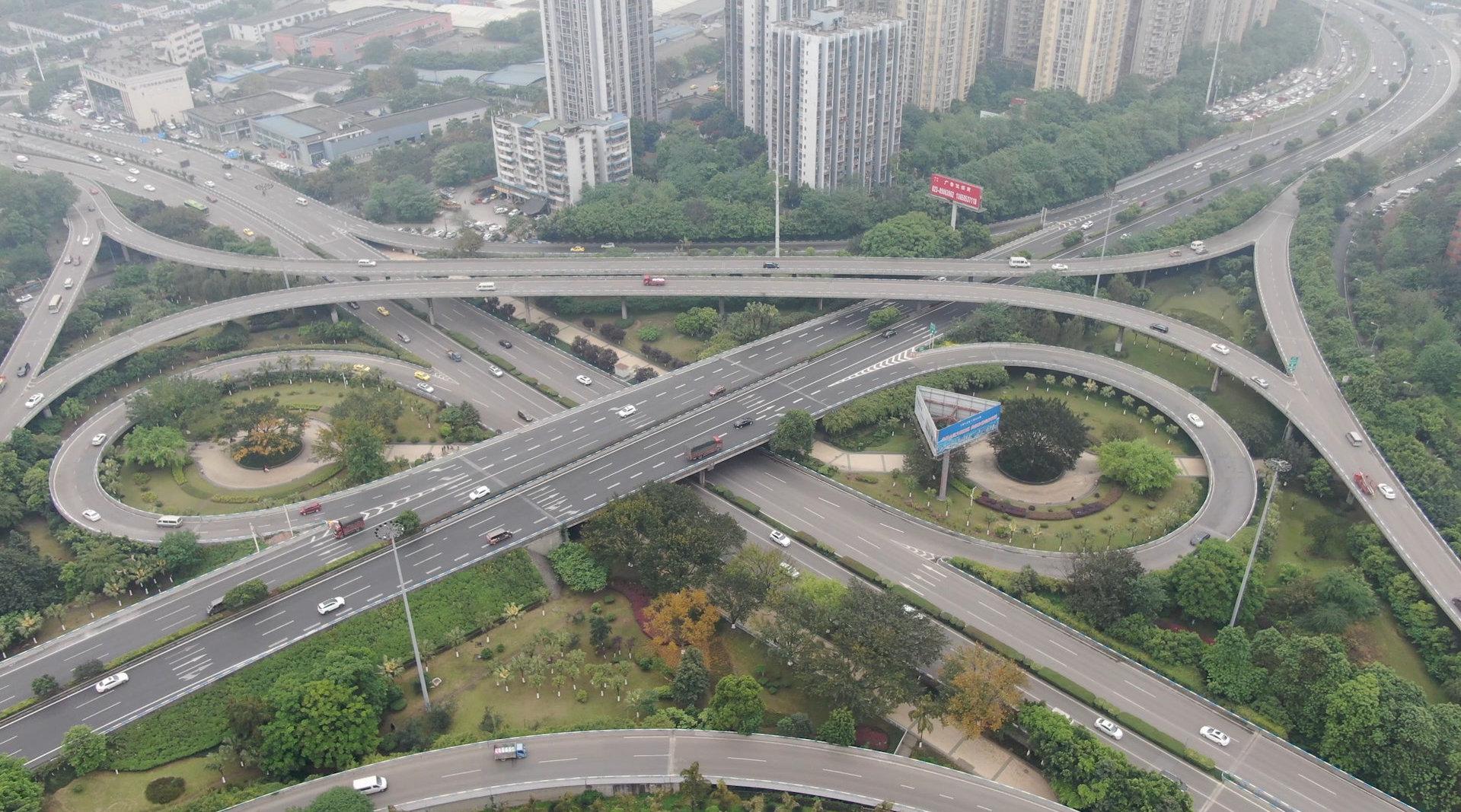 又萌又炫!航拍重庆现猫头鹰立交桥 双眼炯炯有神