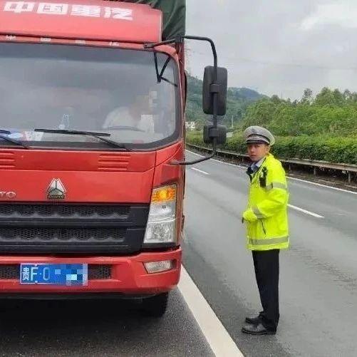 胎爆了!还在高速公路上狂奔……