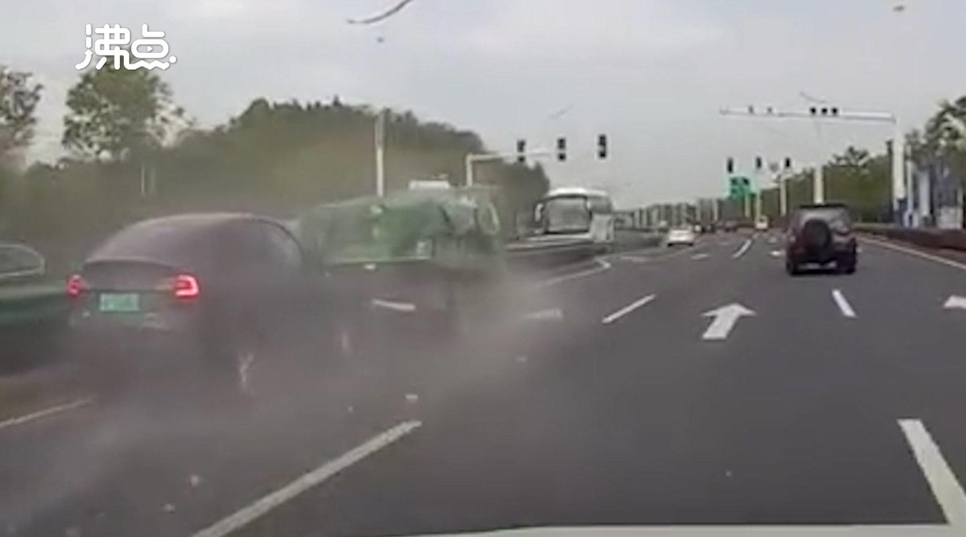 特斯拉超车后急刹30多米撞上货车 行车记录仪拍下事故全程