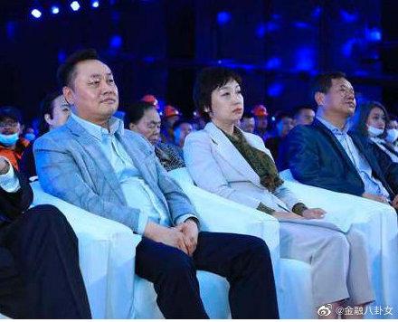 黄光裕亮相国美战略发布会回归后首次公开露面