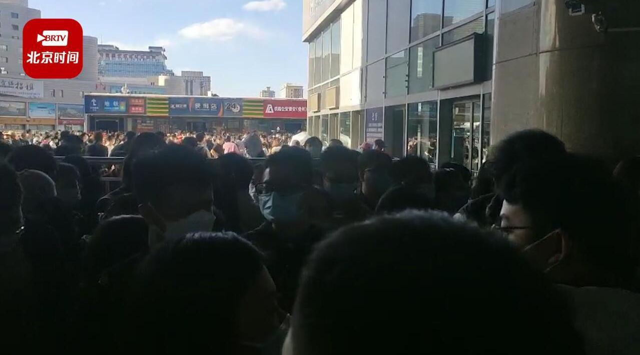 北京西站现大量旅客滞留 官方：因大风致电力系统故障