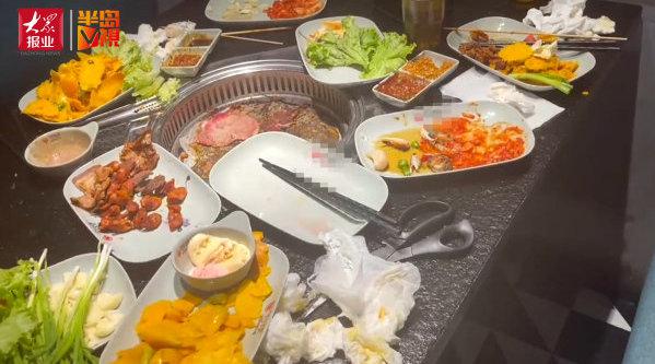 实拍!青岛自助餐浪费现象严重:一片牛排四两重,肉片没吃就扔掉