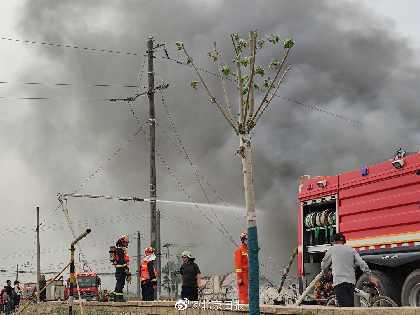 北京通州张家湾一村庄着火 目前明火已灭
