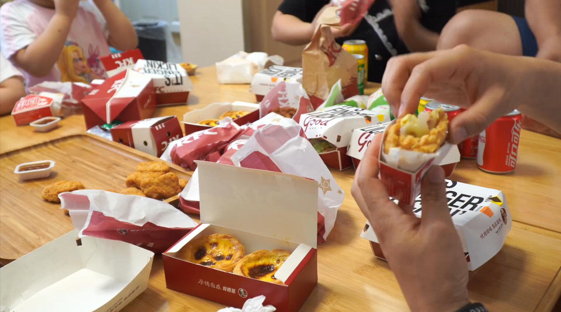 大学生利用免费吃肯德基套餐"方法"获利 5人涉嫌诈骗获刑2年半