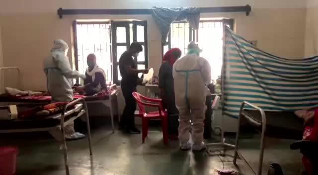 疫情在印度农村肆虐，新冠患者无医生照顾，家属：这里简直就是地狱