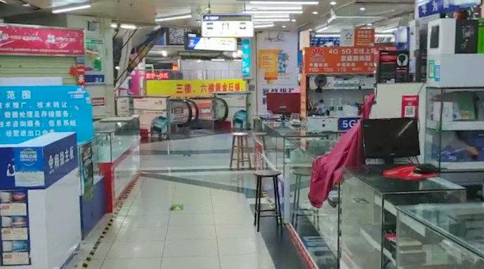 探访华强北赛格大厦内部：限制人员出入，允许登记后取物