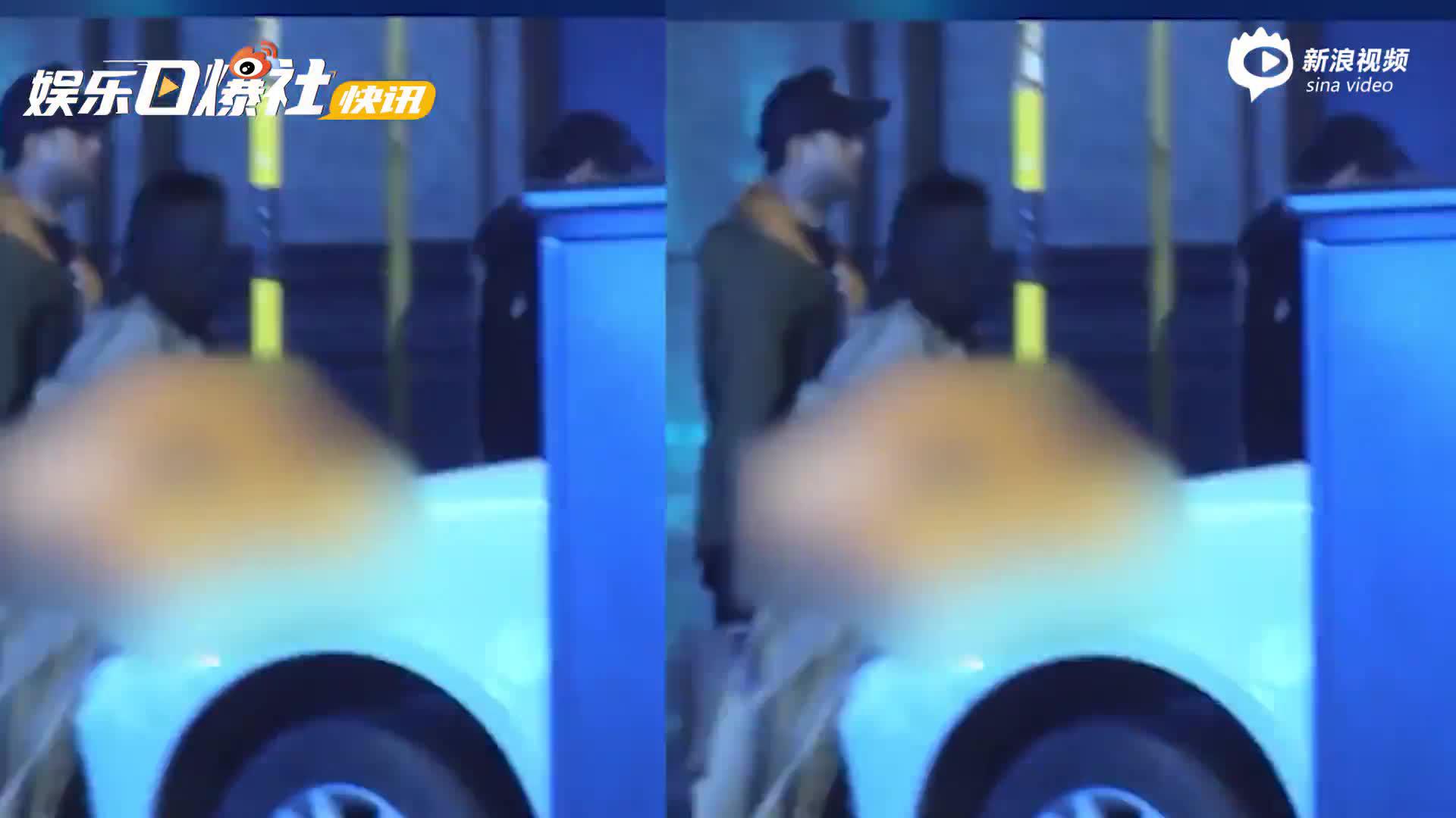 佟丽娅深夜与三位帅哥遛弯