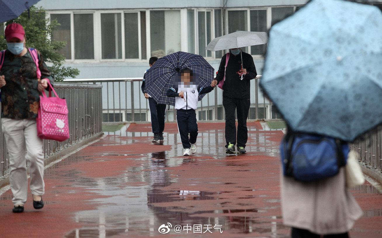 大雨中的北京下水道