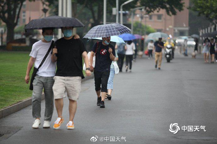 北京雷声隆隆雨水洒落街头行人步履匆匆 手机新浪网