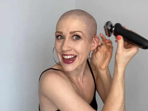 美女自己动手推光头,头型看着真不赖,你喜欢吗