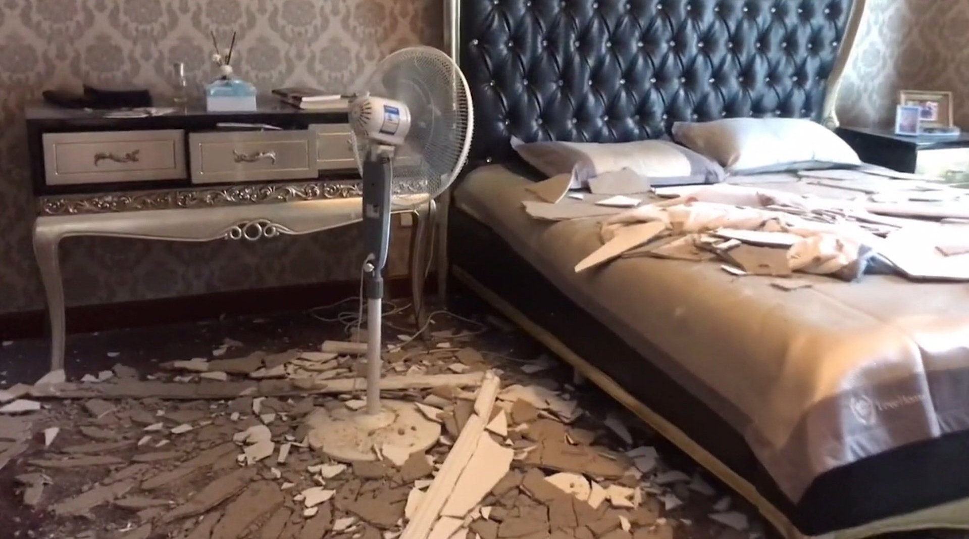 女子深夜临时出门 回家打开卧室门傻眼了:整个吊顶全部砸下