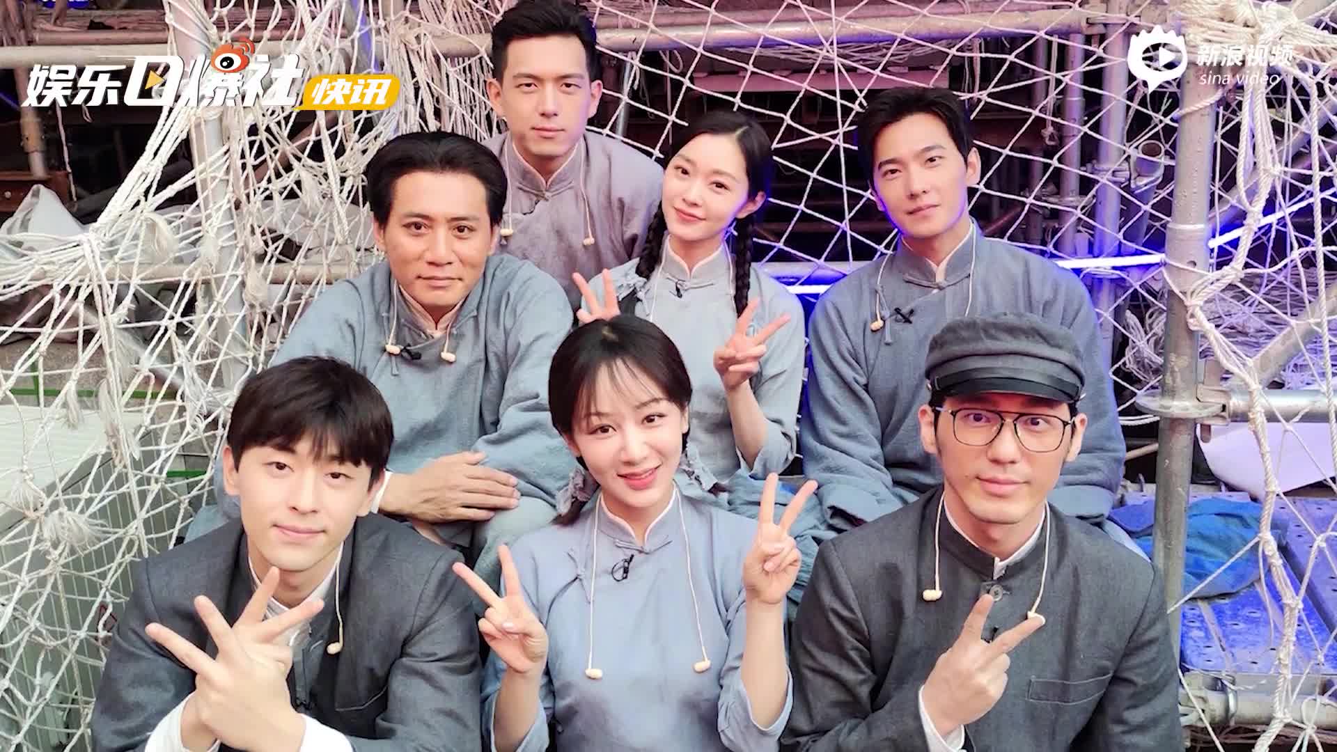 视频:刘烨晒建党百年文艺演出后台合照 杨紫邓伦合体比耶