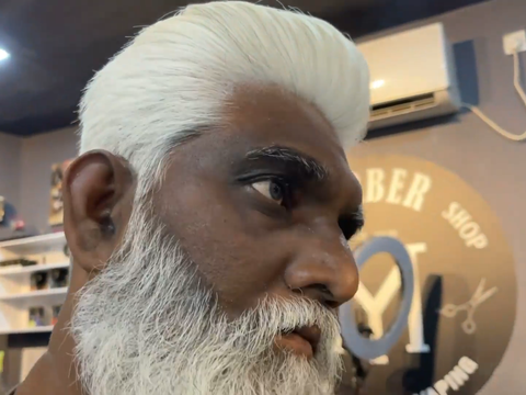 白发大叔,剪款背头造型,帅到自己都笑了