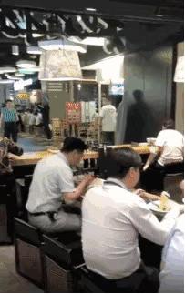 上海和府捞面门店内发现死老鼠 员工淡定扔进后厨(图1)