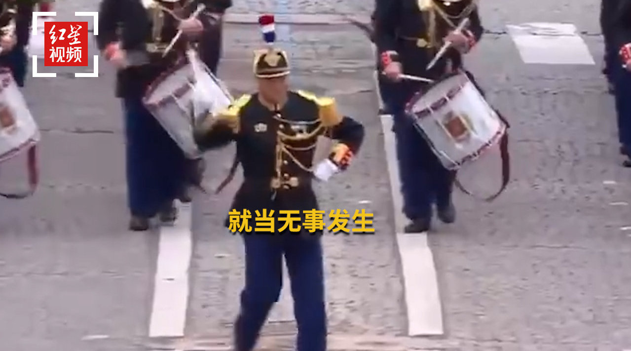法国国庆阅兵 插曲 不断 指挥棒抛出接不住 骑兵从马背摔下 手机新浪网 法国国庆阅兵 插曲 不断 指挥棒抛出接不住 骑兵从马背摔下 手机新浪网