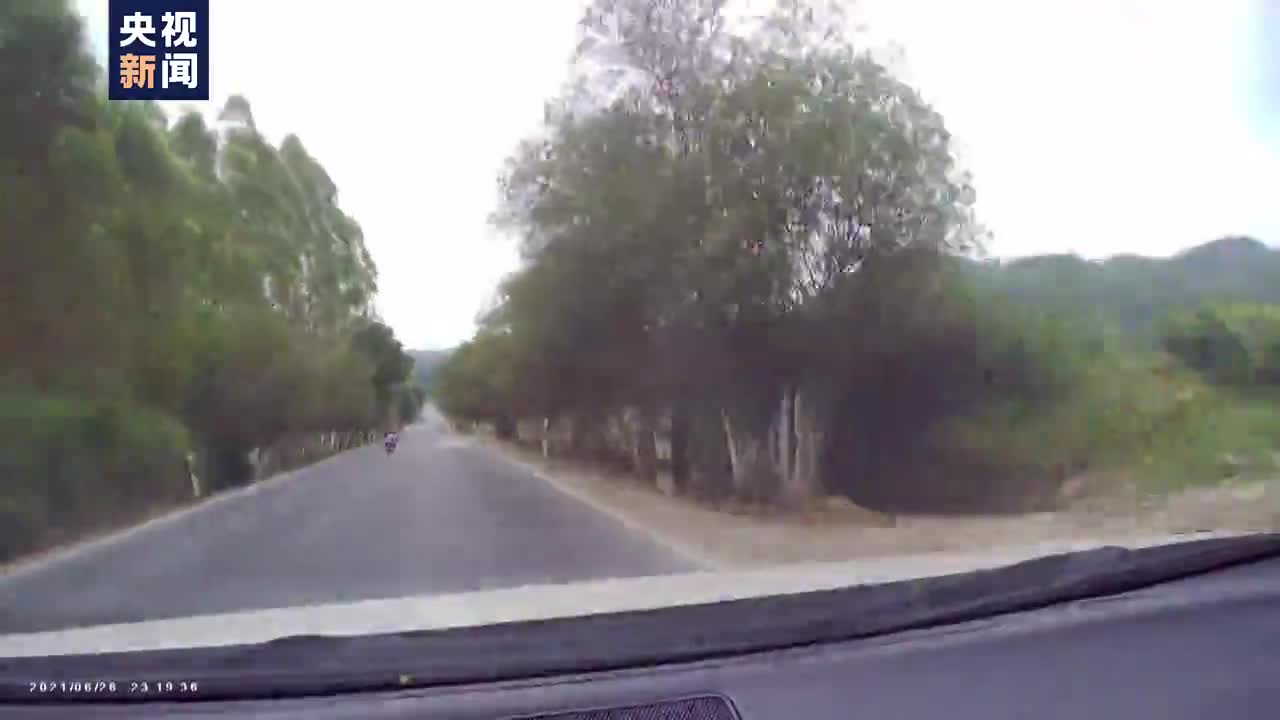一路"蛇形"炫技驾驶！15岁少年骑摩托撞上小车被弹飞受伤|摩托车 - Vimarsana News