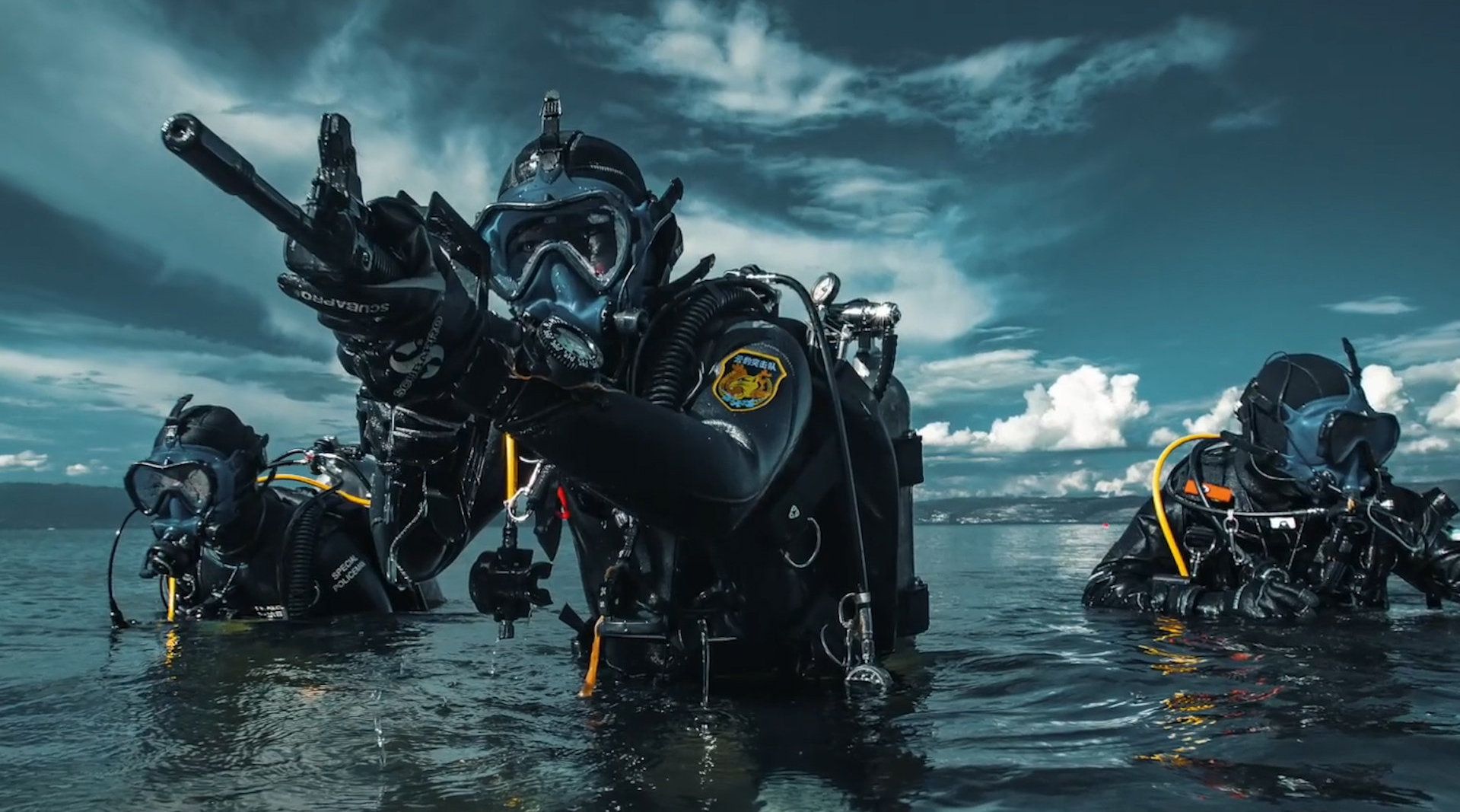 "陆地猛虎,水中蛟龙"昆明特警蛙人反恐精锐亮相 水下战场似科幻大片