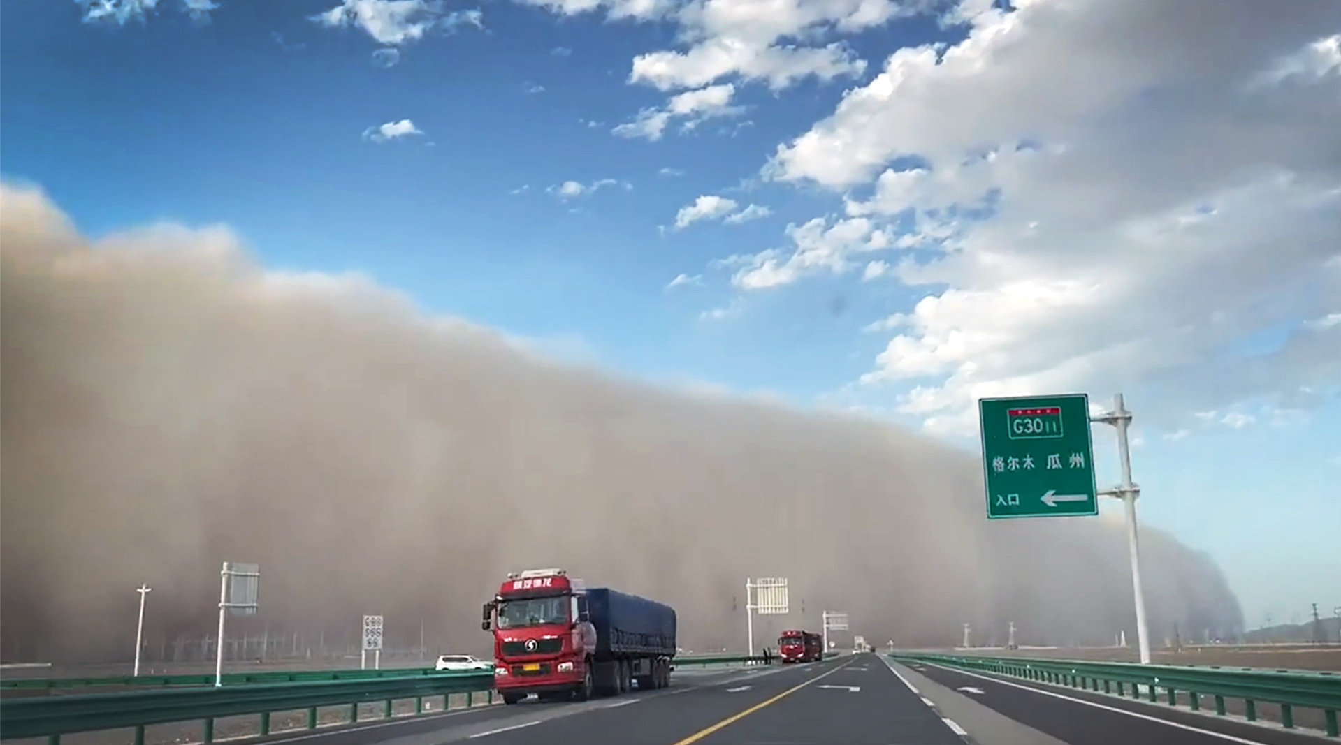 敦煌沙尘暴似几十米高黄色巨浪 网友驱车穿行拍下震撼一幕_手机新浪网