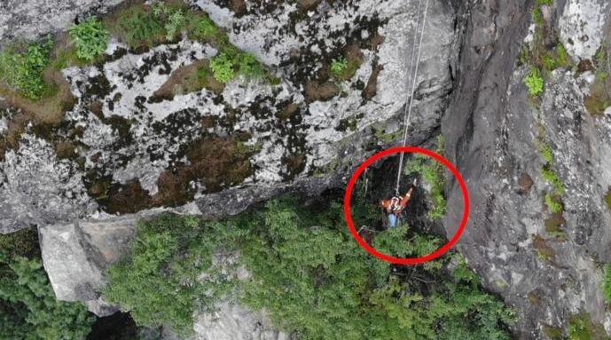云南大理苍山景区一女子跌落悬崖挂树上