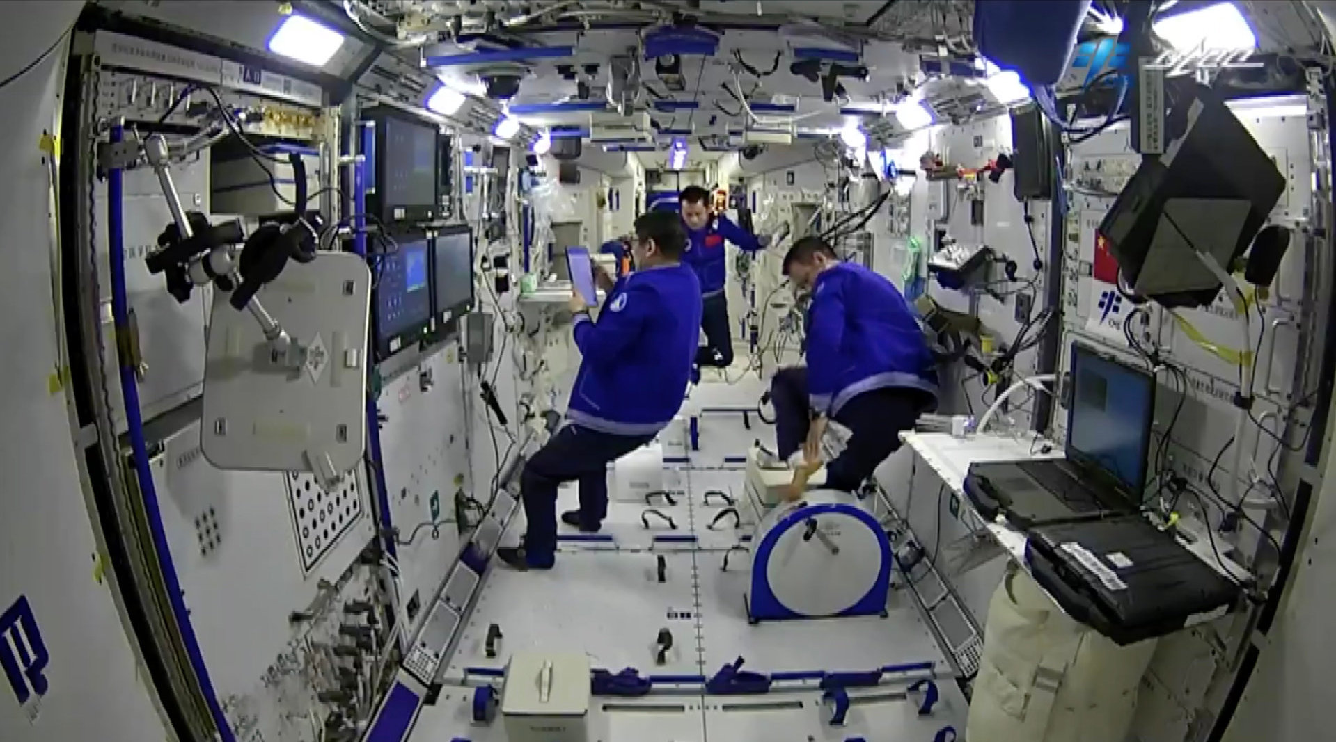 太空日记：航天员在空间站开展各项实验