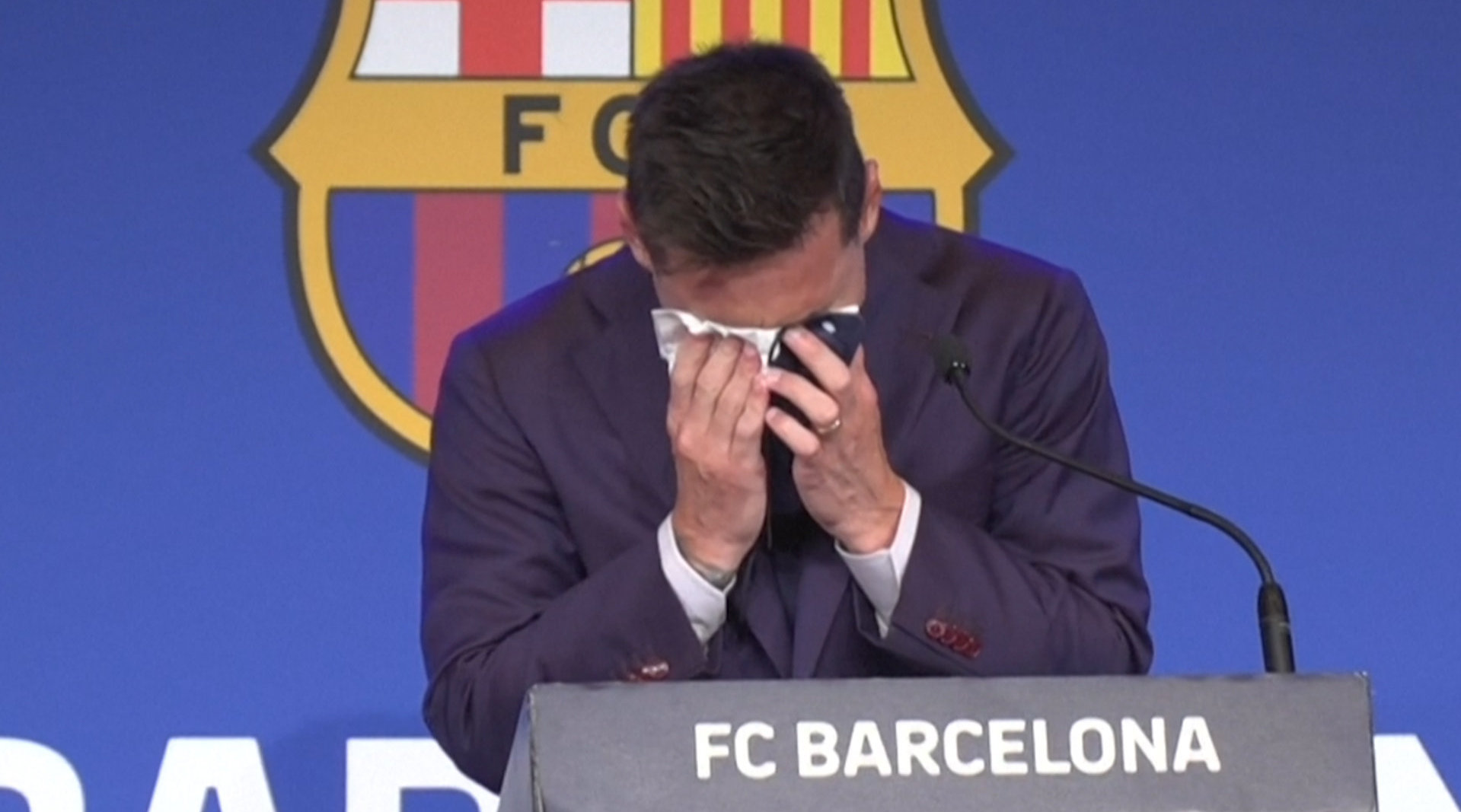 泪别巴萨!梅西在发布会上哭了
