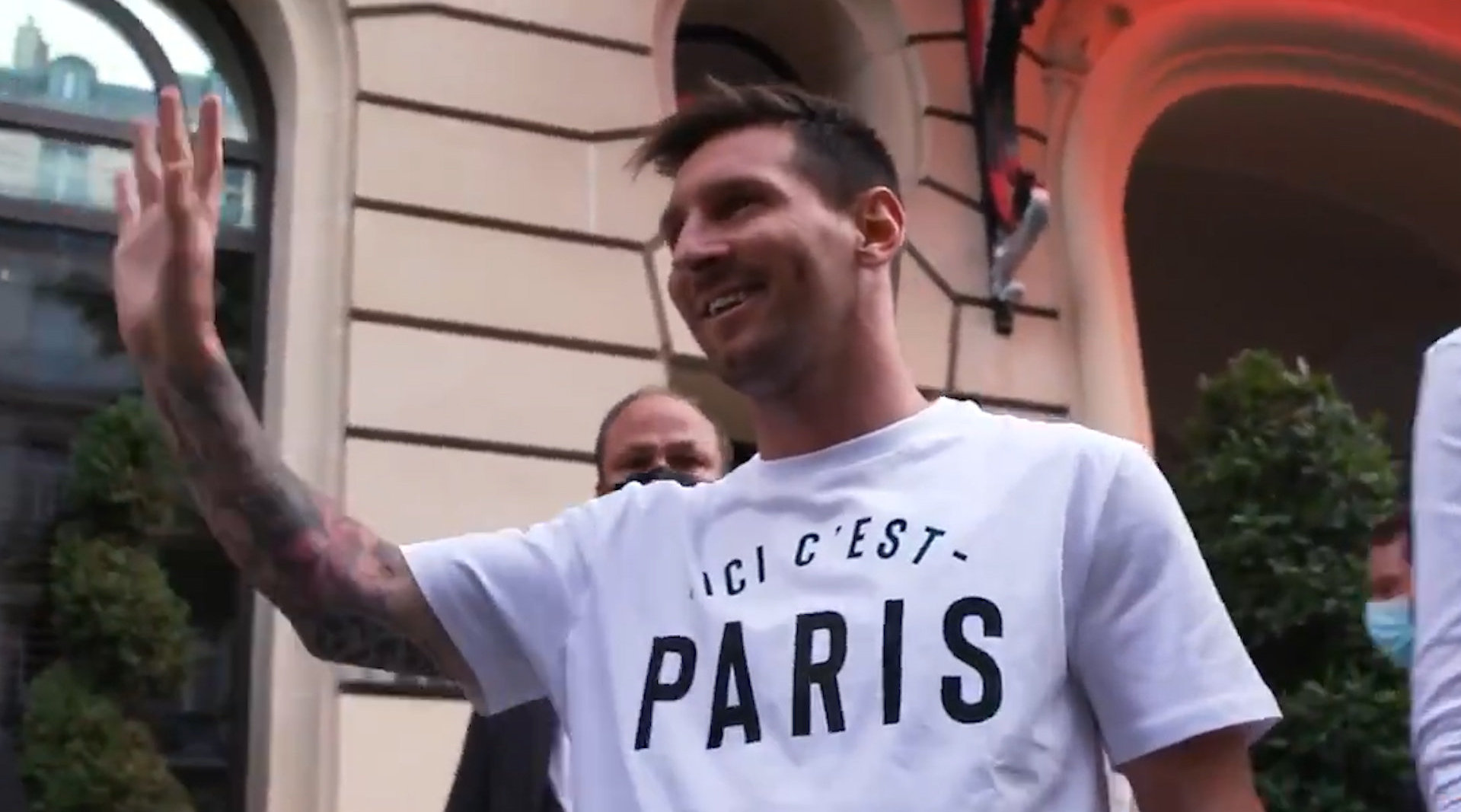 梅西抵达巴黎受热烈欢迎 加盟"大巴黎"年薪3500万