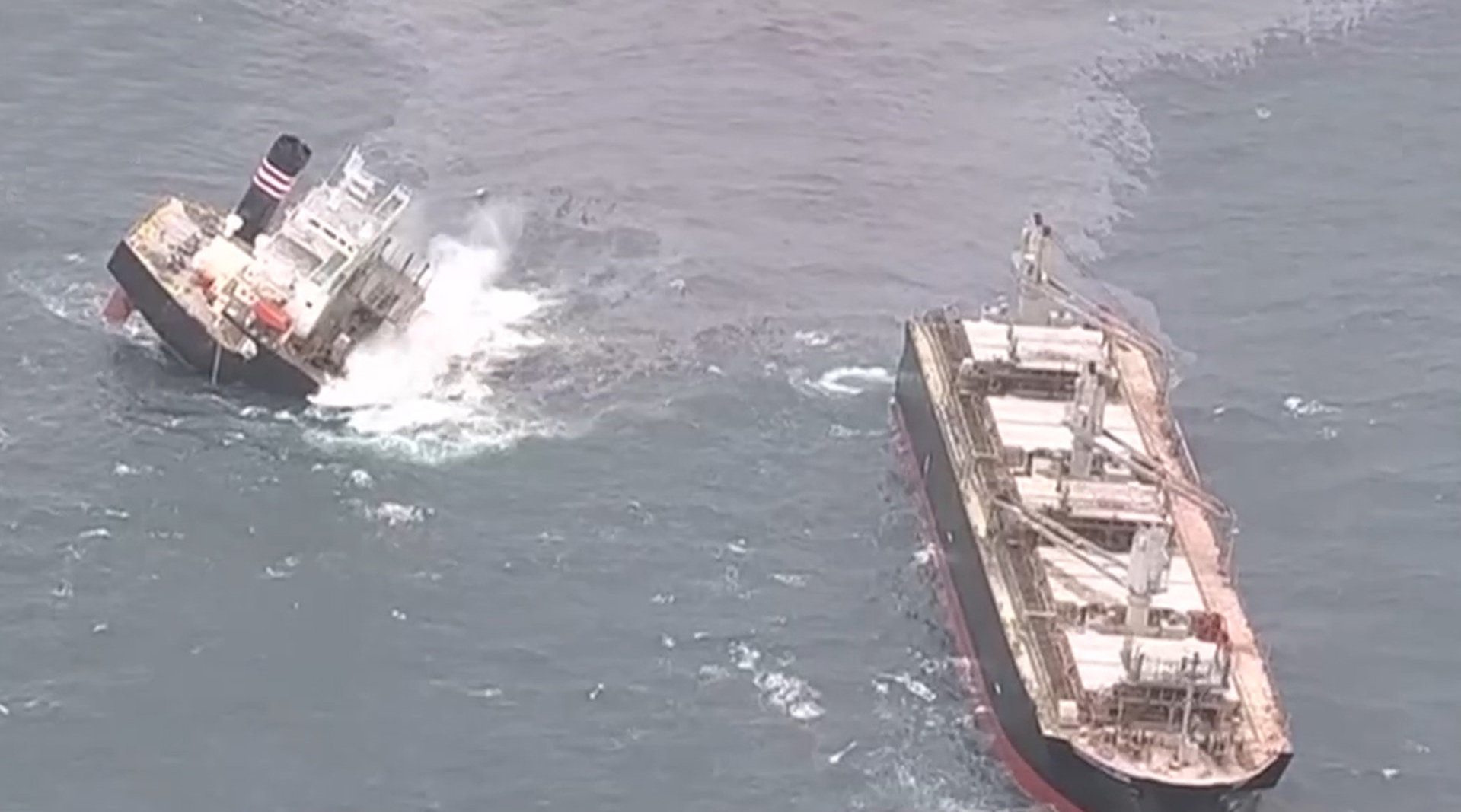 日本海域一货轮触礁船体断成两截 重油泄漏带长24公里