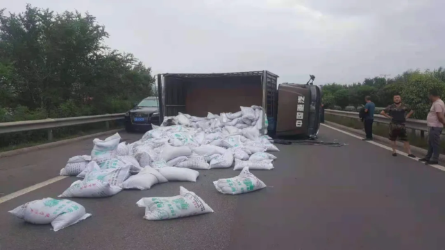 货车侧翻高速民警倾力救助 手机新浪网