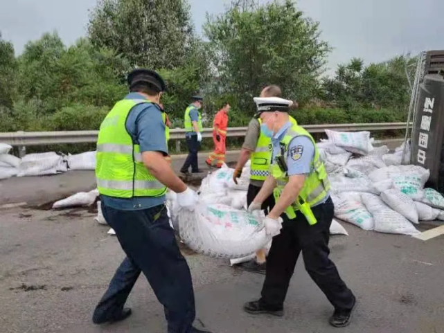 货车侧翻高速民警倾力救助 手机新浪网