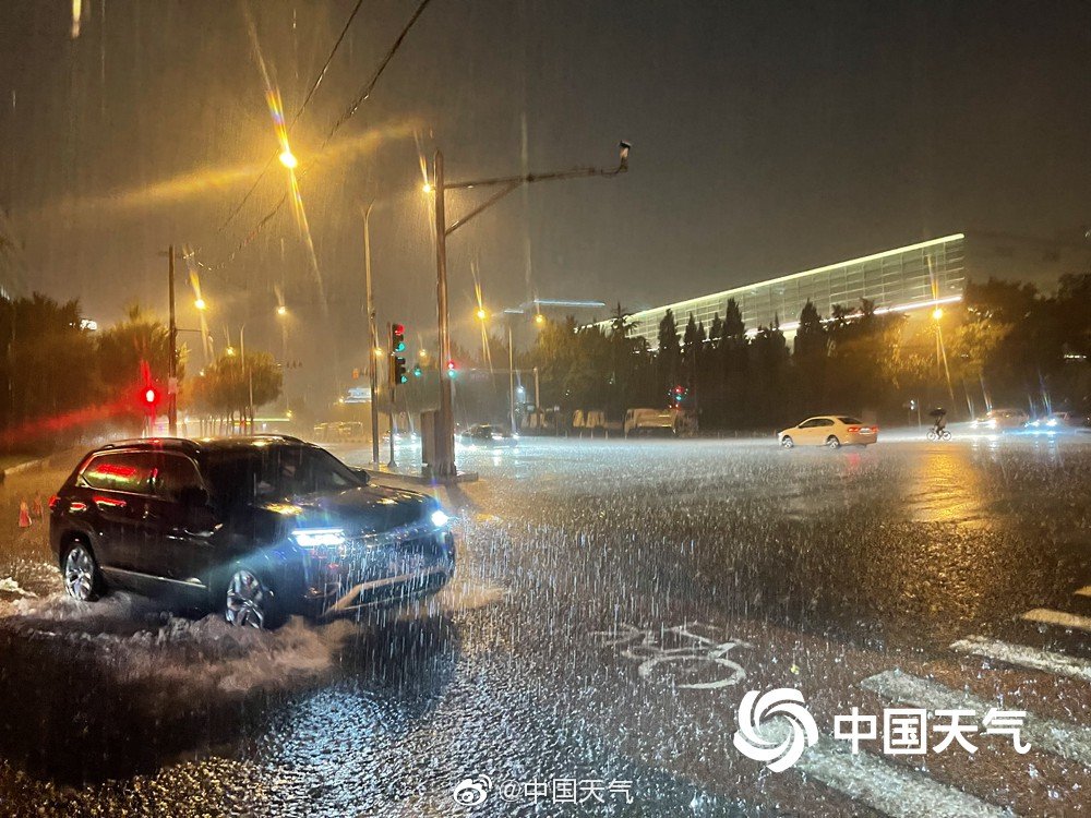 街头实拍！北京突降暴雨_新浪新闻