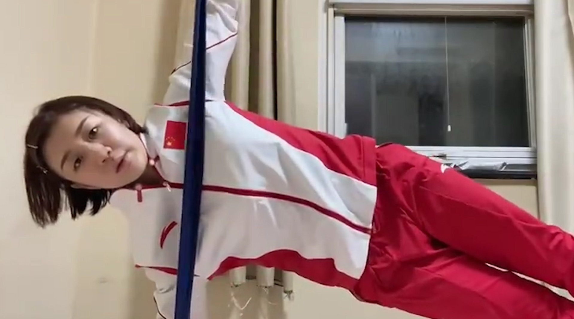 原来腹肌是这样练成的!陈梦隔离期训练视频:肚子上压一箱矿泉水