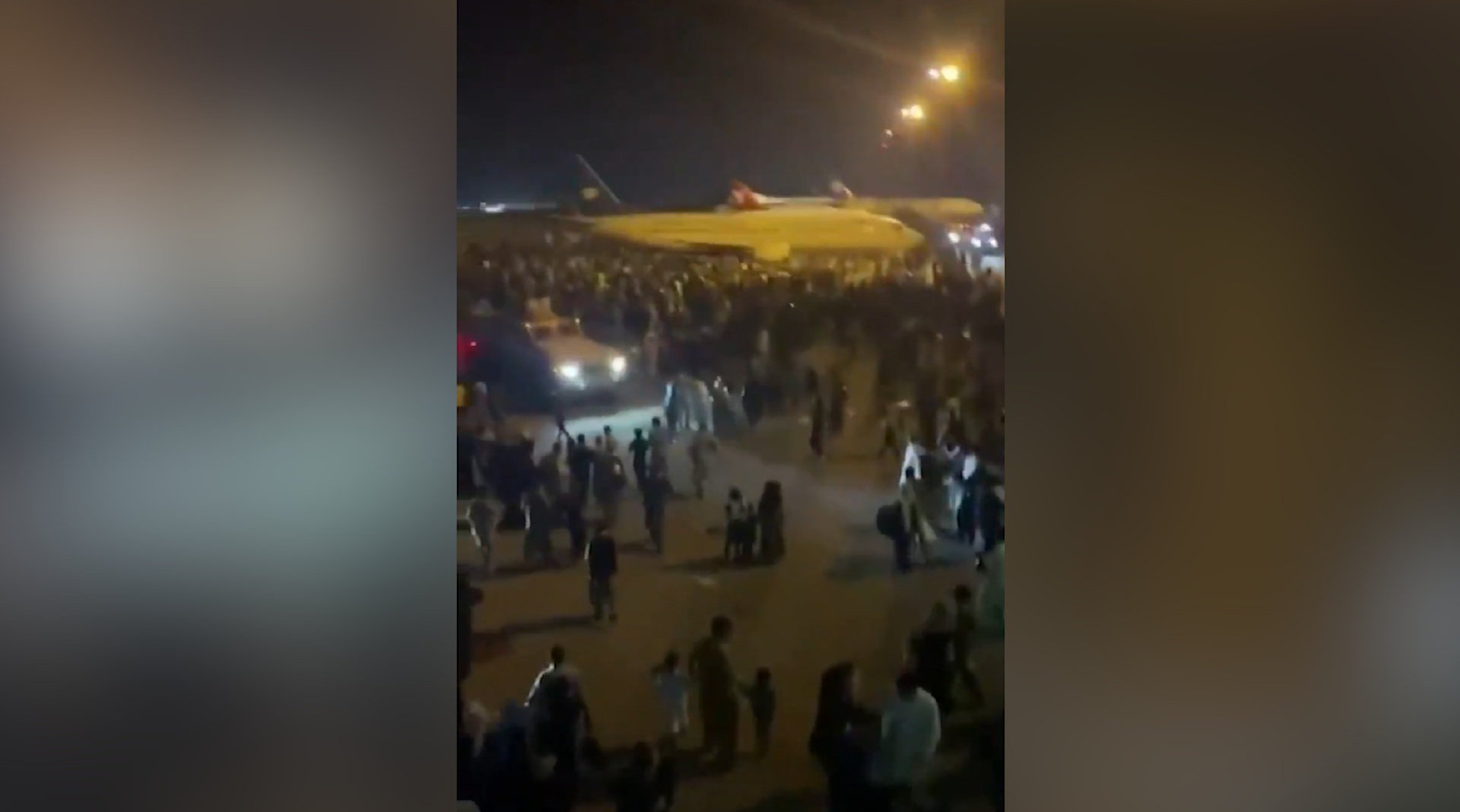 阿富汗大量人员出逃 喀布尔机场一片混乱