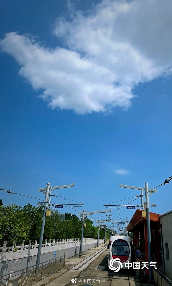 北京漫画天白云朵朵似棉花糖 Ottawazine News