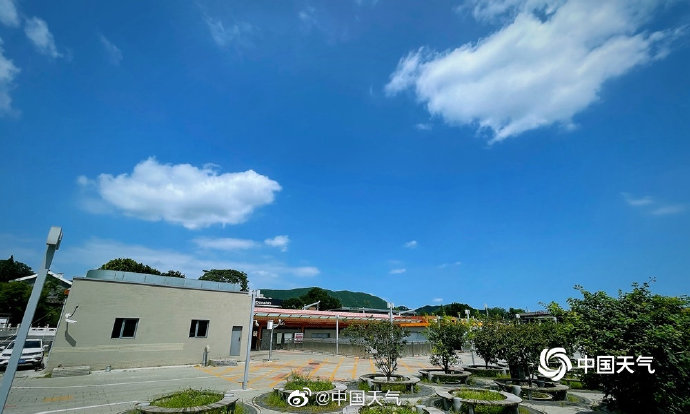 北京漫画天白云朵朵似棉花糖 Ottawazine News